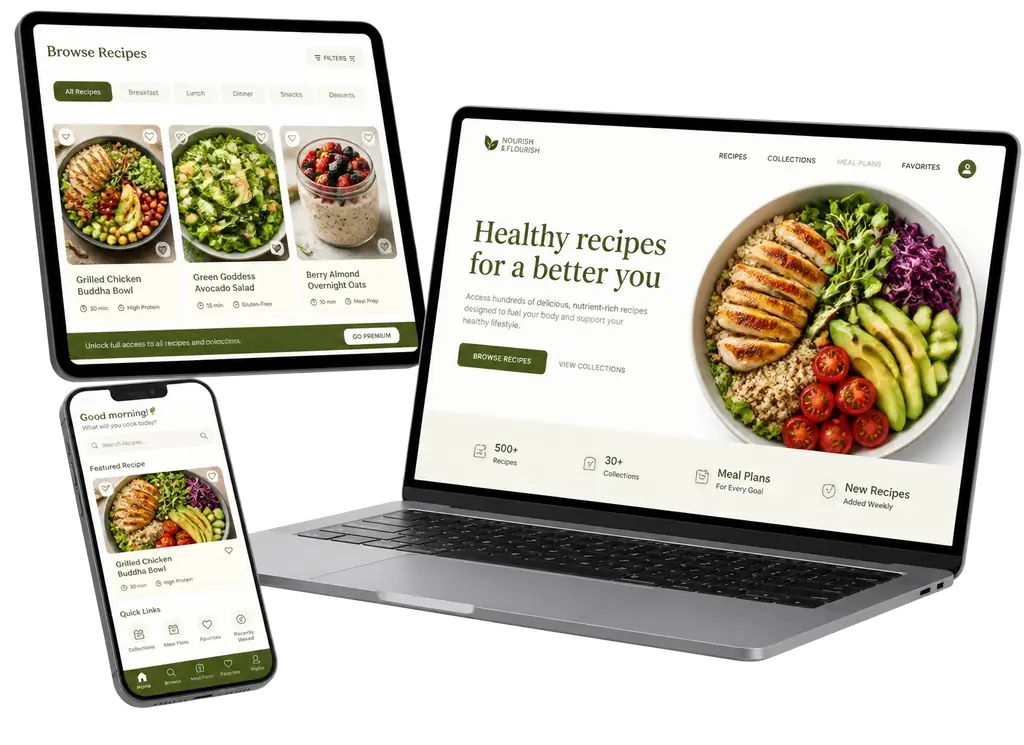 Biblioteca digital de recetas fitness abierta en un smartphone, una tablet y una computadora